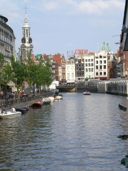 Singel, Bloemenmarkt und Munttoren vom Koningsplein aus gesehen