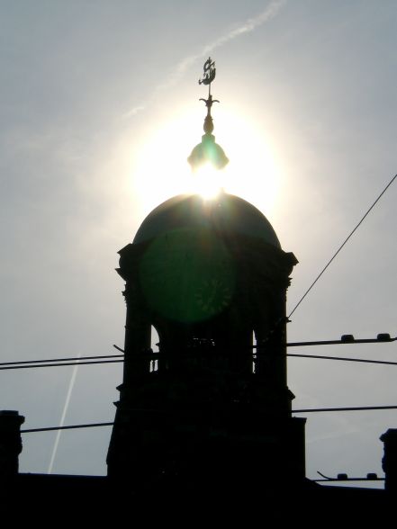 Paleis op de Dam: Turm im Gegenlicht