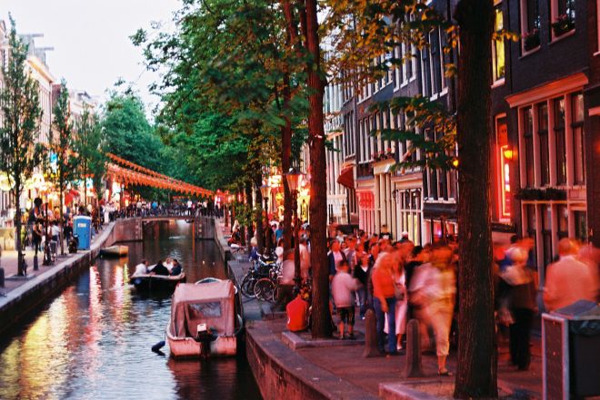 Rotlichtviertel »De Wallen« am Oudezijds Achterburgwal