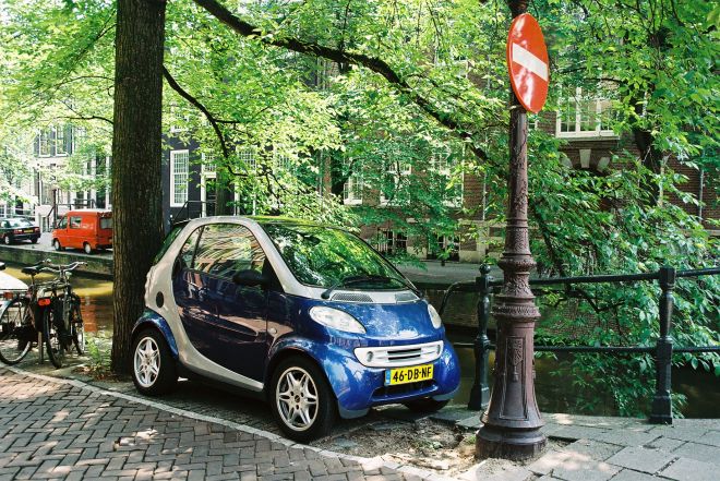 Smart in Miniparklcke an einer Gracht