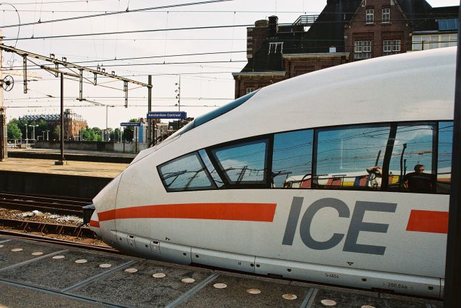 Zugspitze des ICE 227 im Bahnhof Amsterdam Centraal