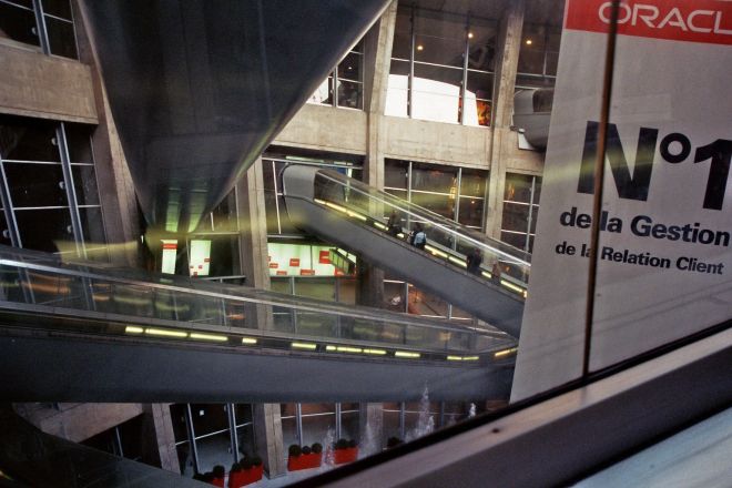 Flughafen Paris Charles de Gaulle, Blick in den Innenhof mit Laufbändern