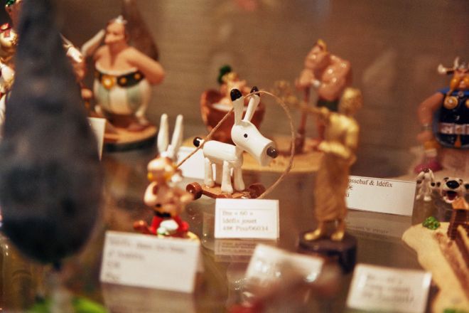 Asterix-Figuren in einem Comic-Laden, Spielzeug-Idefix von Klein-Obelix