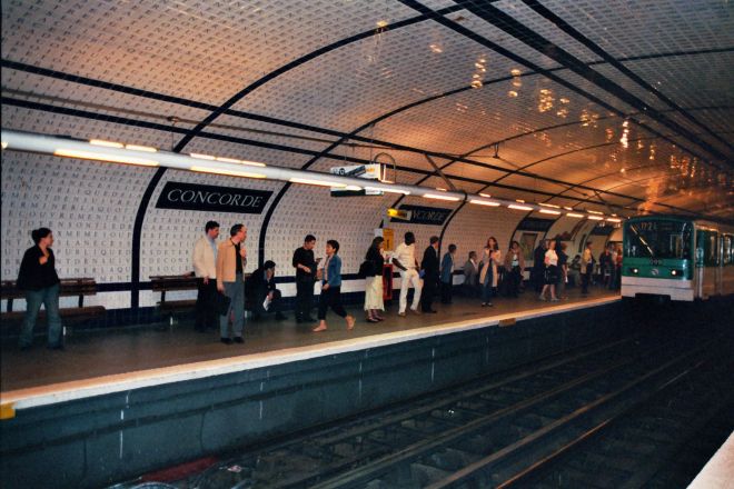 Metrostation an der Place de la Concorde<br>Deklaration der Menschenrechte auf Porzellankacheln