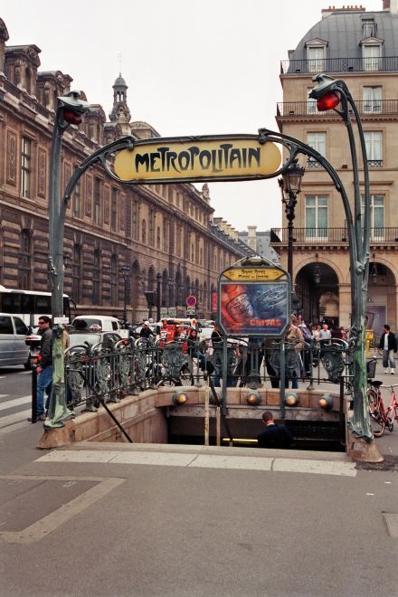 Eingang zur Metrostation »Palais Royal Musée du Louvre«