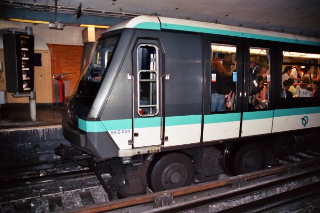 Sieht man wohl auch nur in Paris: U-Bahn auf Reifen