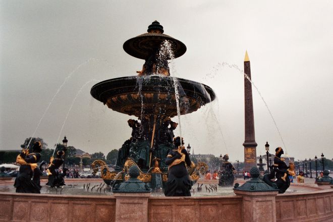 Obelisk von Luxor und Brunnen auf der Place de la Concorde