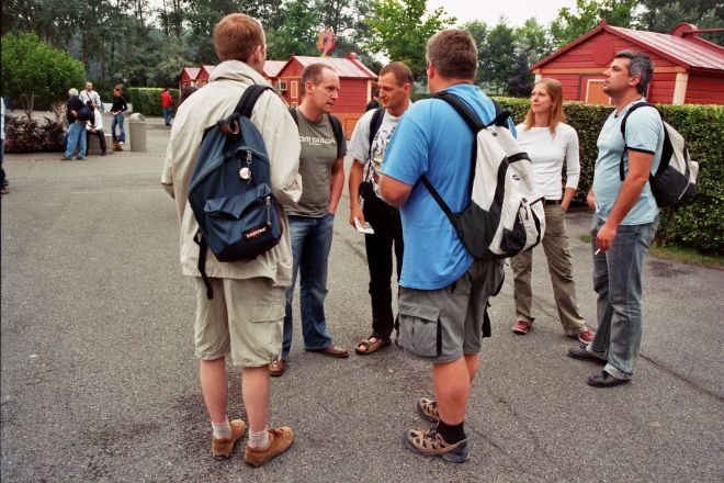 Die Besucher sammeln sich vor dem Eingang. Niki und Bekannte sind auch da.