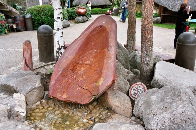 Brunnen zum gespaltenen Hinkelstein