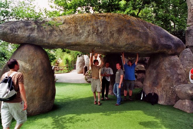 Eingang zum »Wald der Druiden« - eingige versuchen sich im Menhir-Stemmen