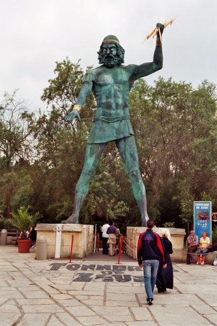 Die Zeusstatue bewacht den Eingang zur Holzachterbahn »Tonnerre de Zeus«<br>Absolutes Highlight der Fahrgeschfte im Parc Astérix