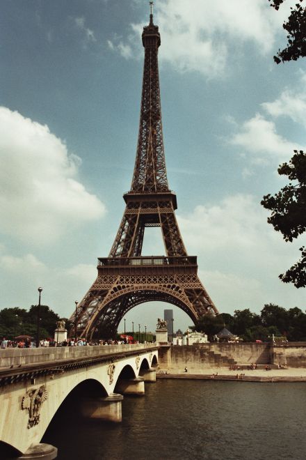 Blick vom Seine-Ufer auf den Eiffelturm